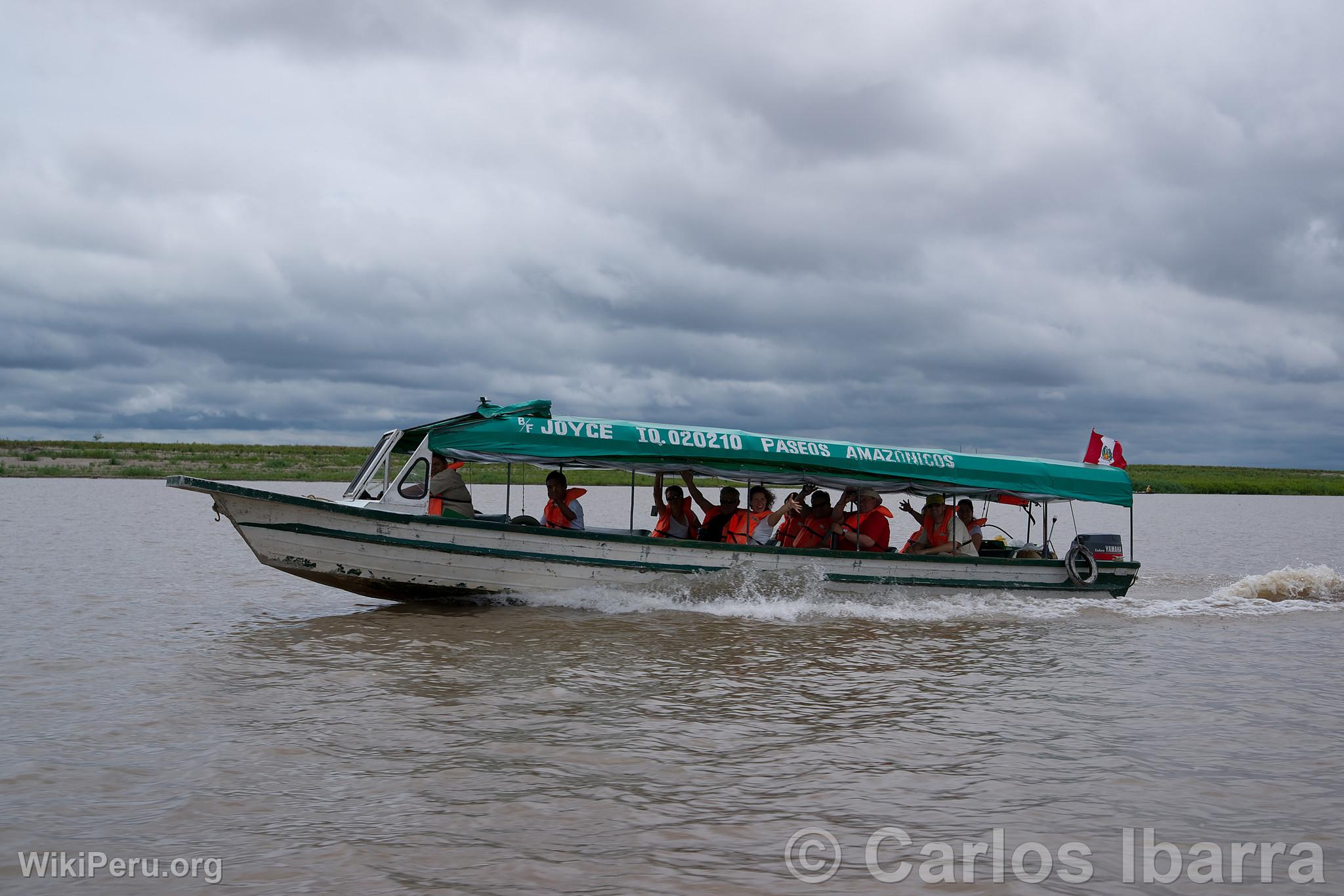 Touristes sur le fleuve Amazonas