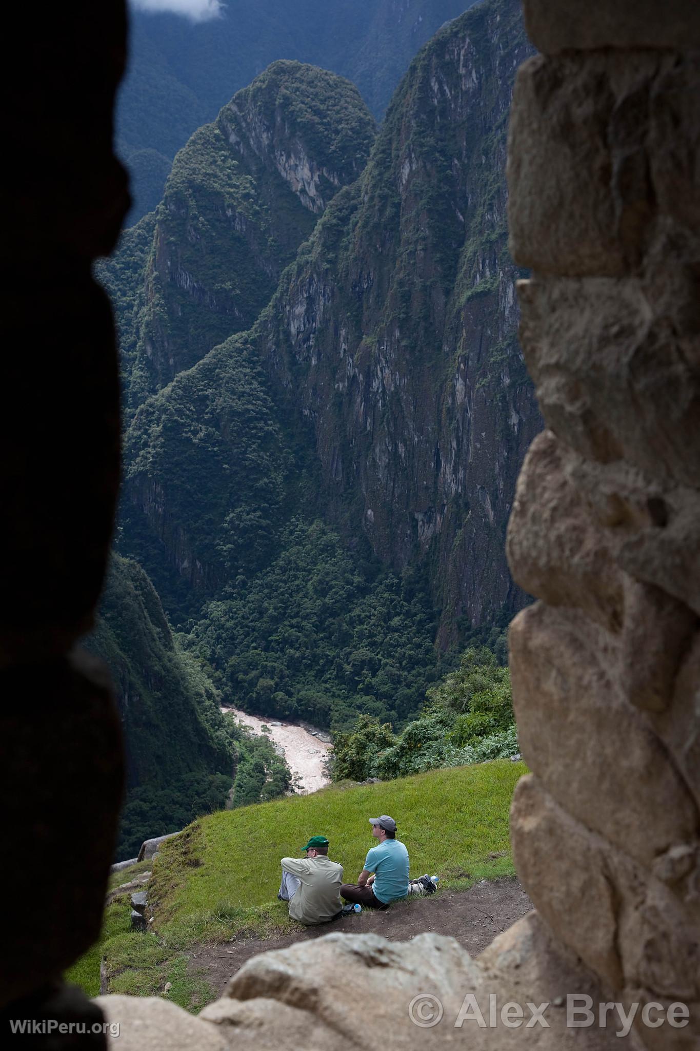 Touristes dans la citadelle de Machu Picchu