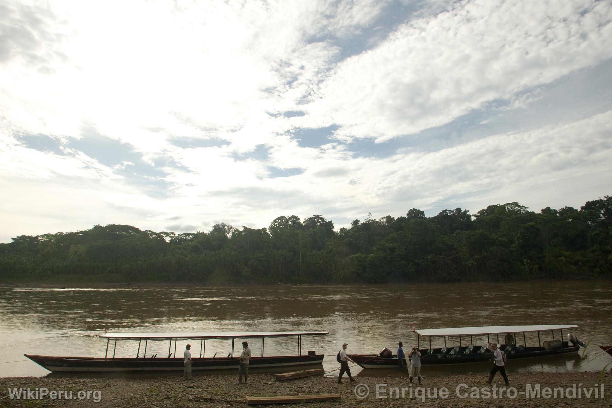 Bateaux sur le fleuve Manu