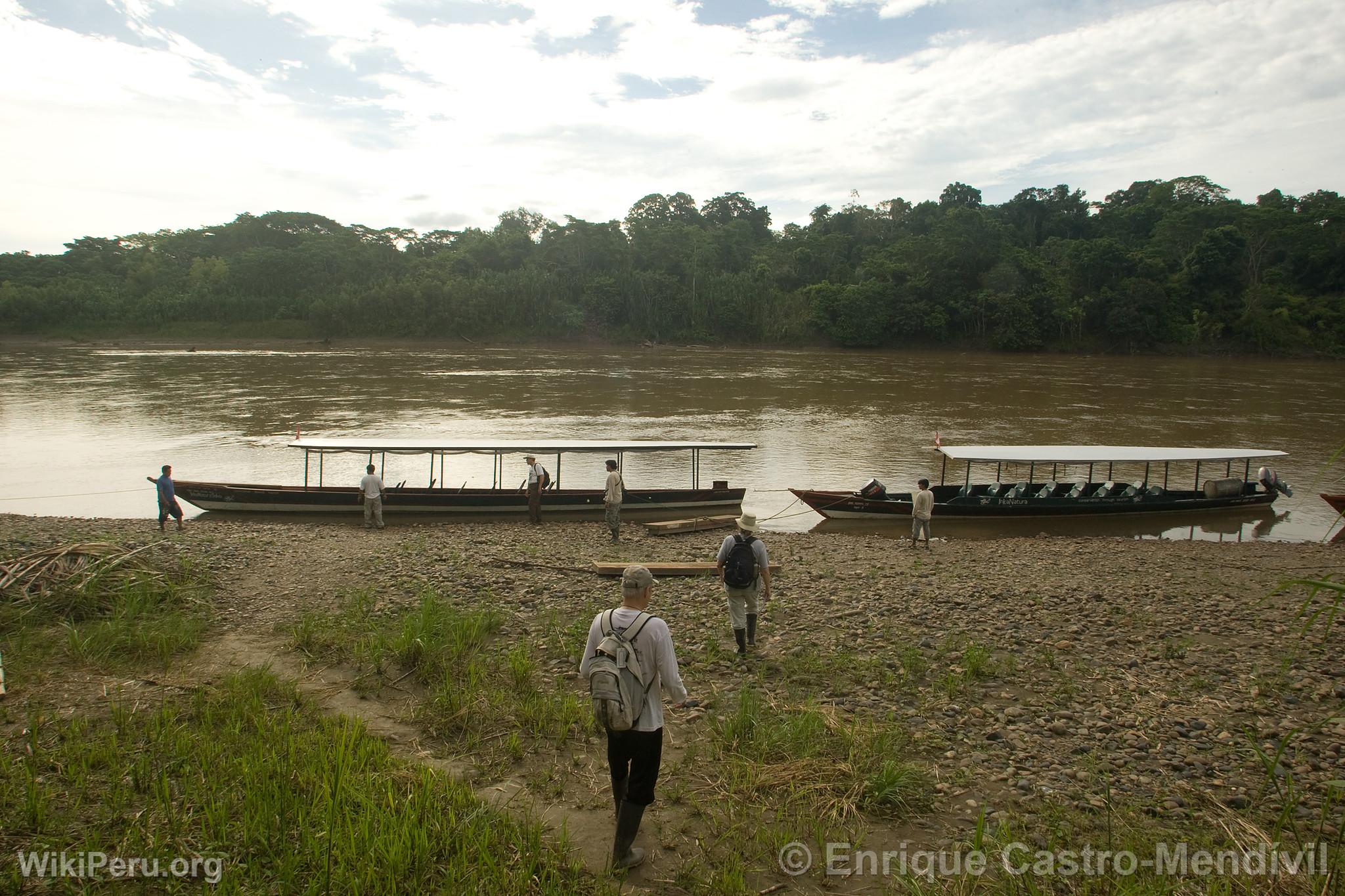 Bateaux sur le fleuve Manu