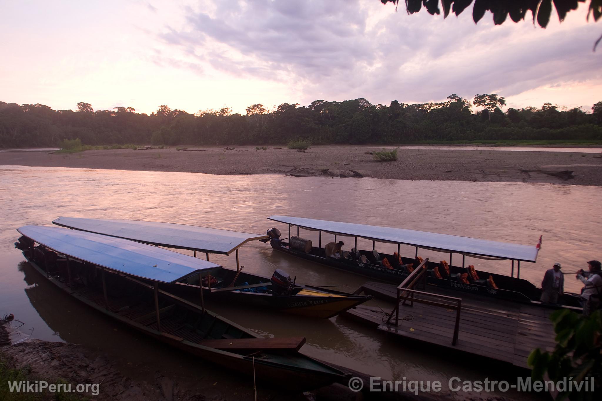 Bateaux sur le fleuve Manu