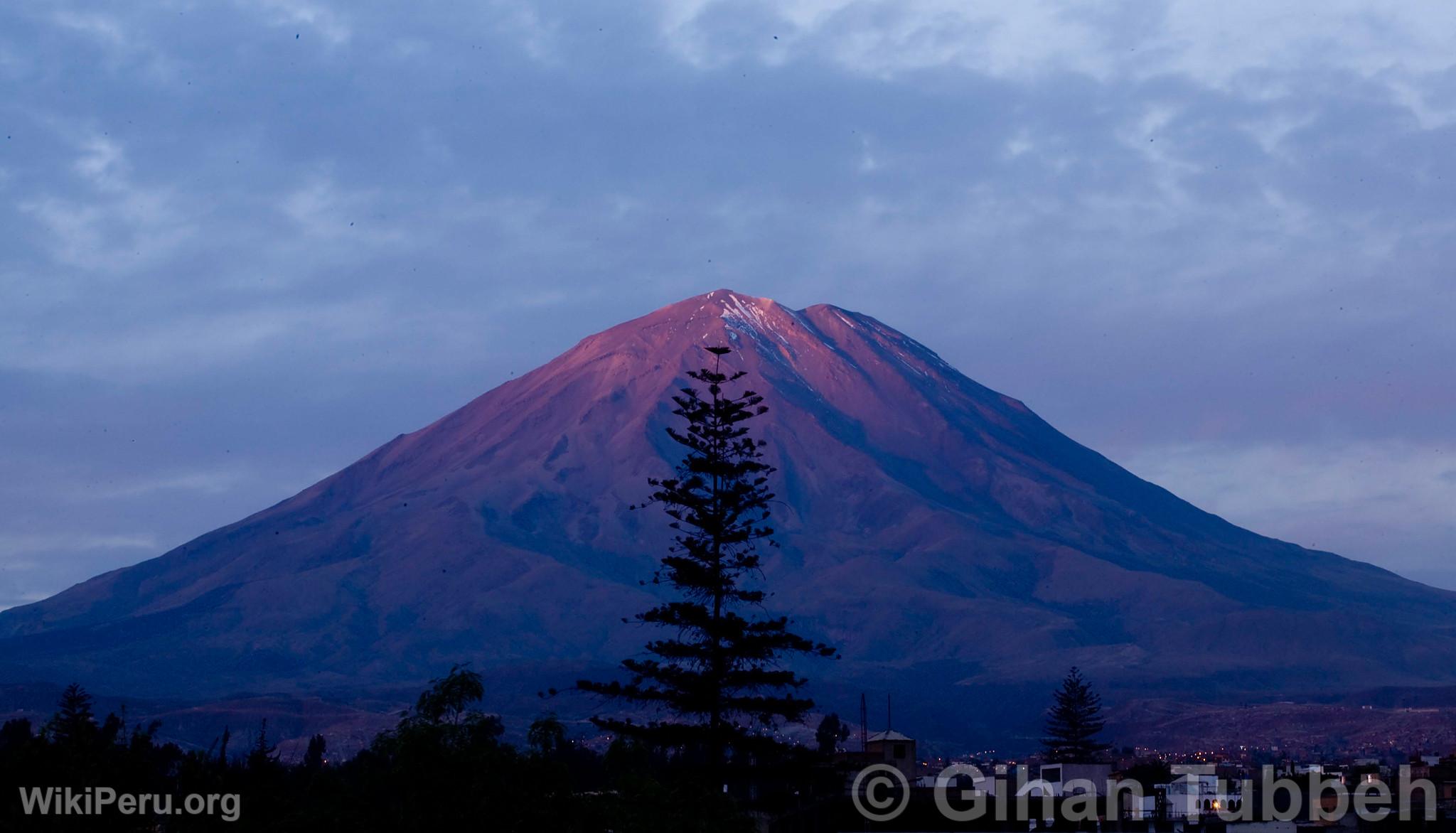 Volcan Misti et ville d'Arequipa