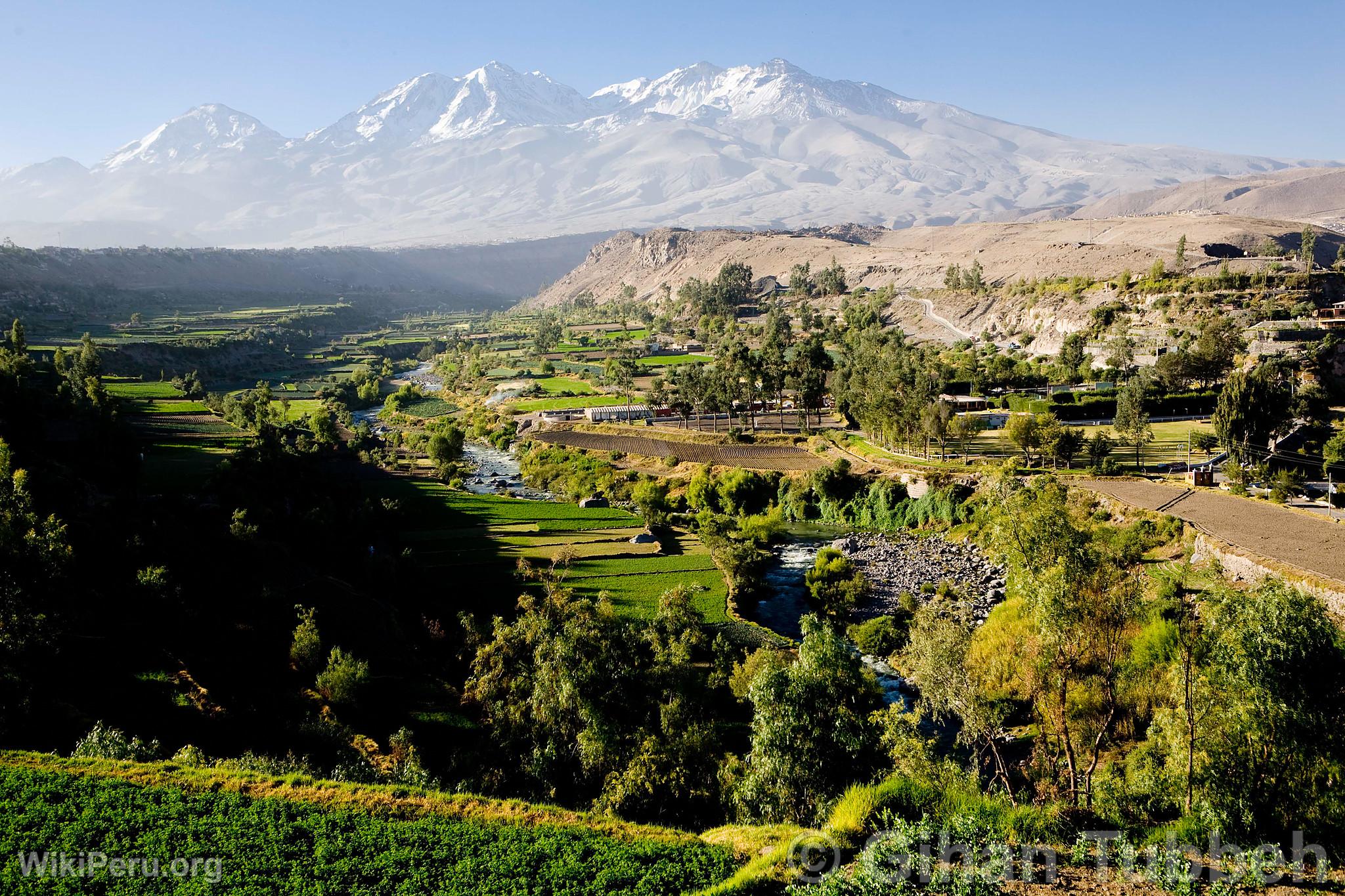 Volcan Chachani et campagne d'Arequipa