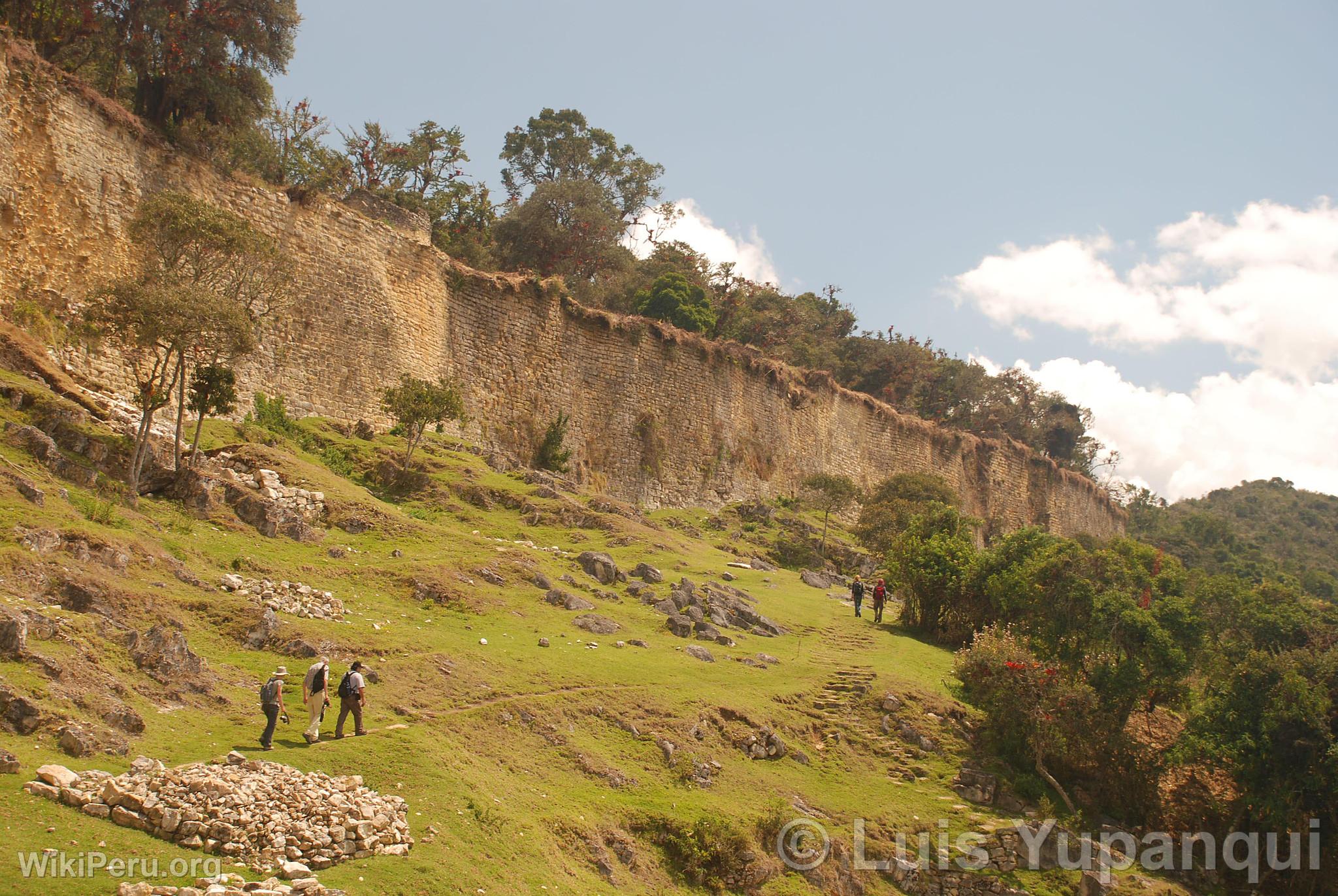 Touristes  la Forteresse de Kulap