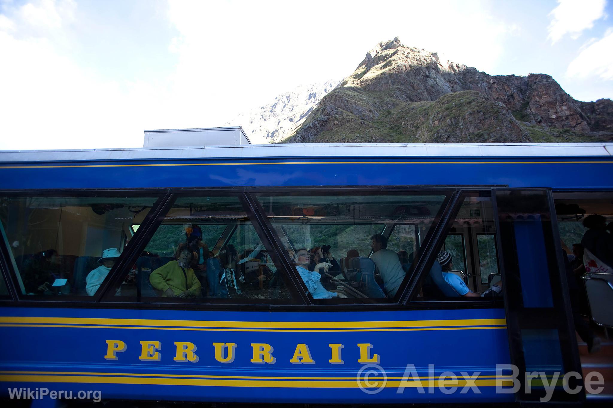 Touristes dans le train vers Machu Picchu