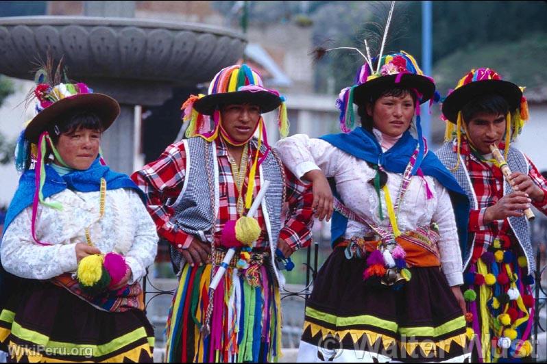 Population en habits traditionnels, Huancavelica