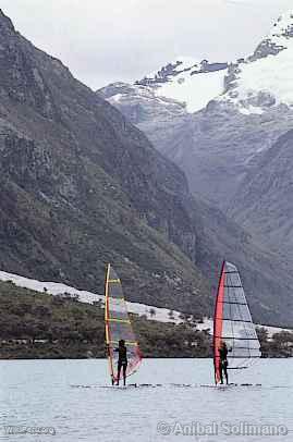 Planche  voile sur la lagune de Llanganuco