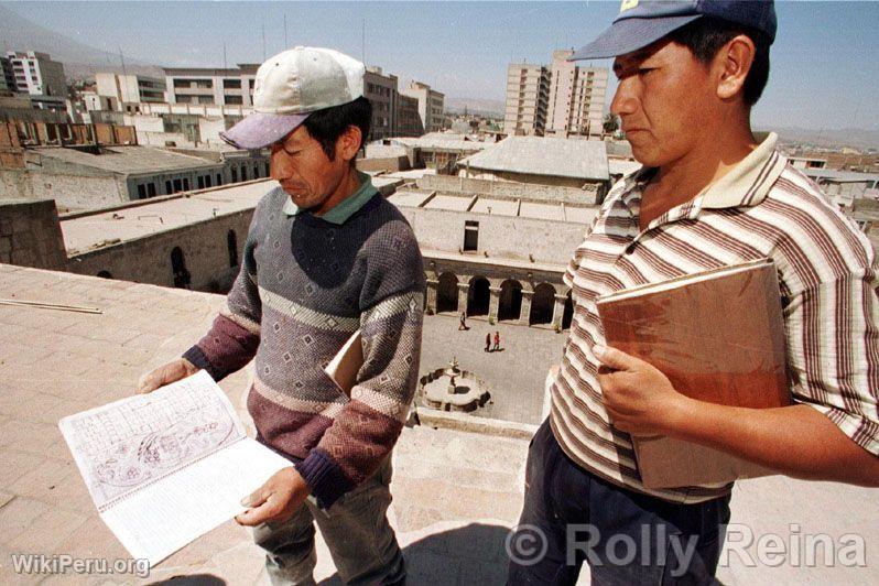 Ouvriers dans l'glise La Compaa, Arequipa