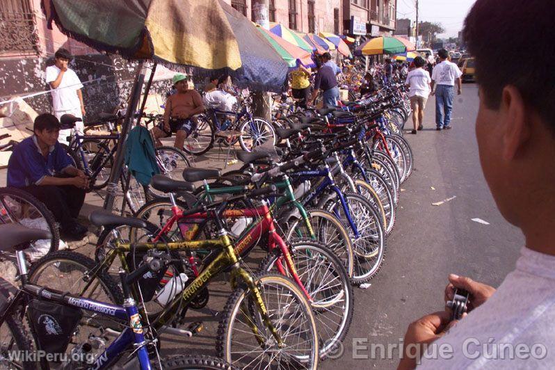 Vendeurs de vlos dans les rues, Lima