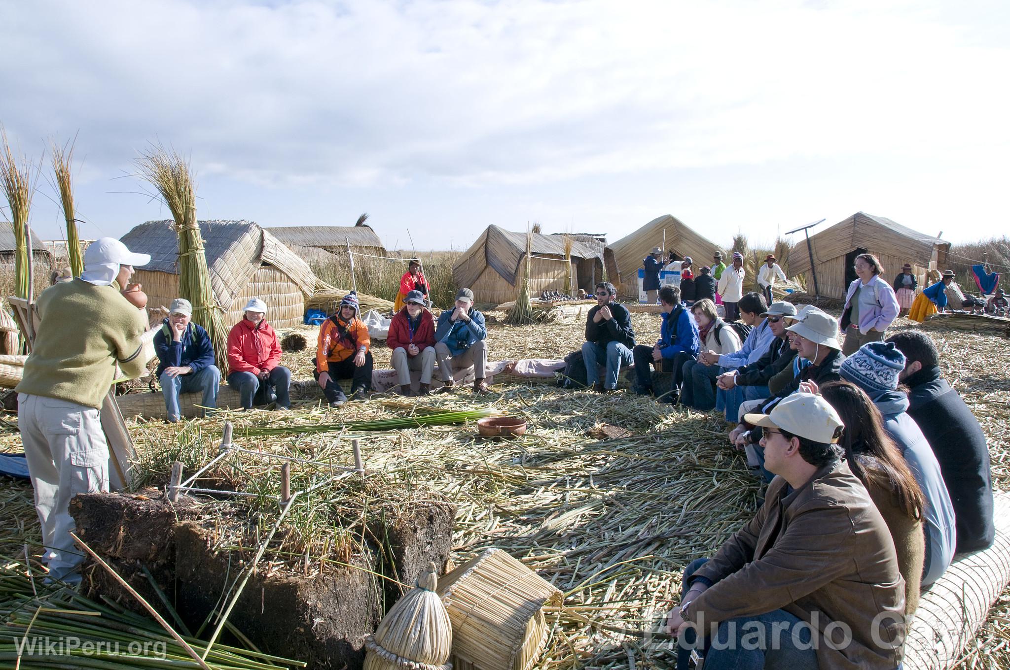 Touristes sur les les de los Uros