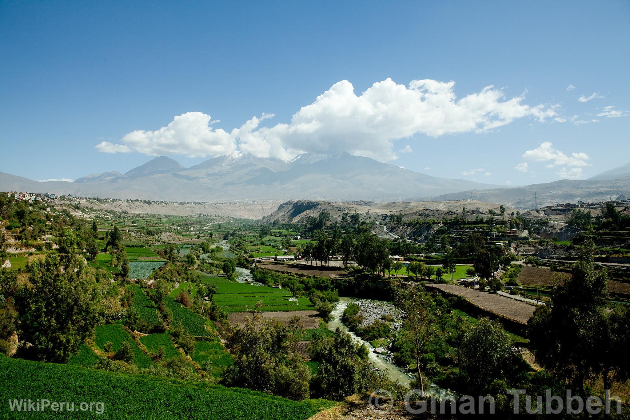 Volcan Chachani et campagne d'Arequipa