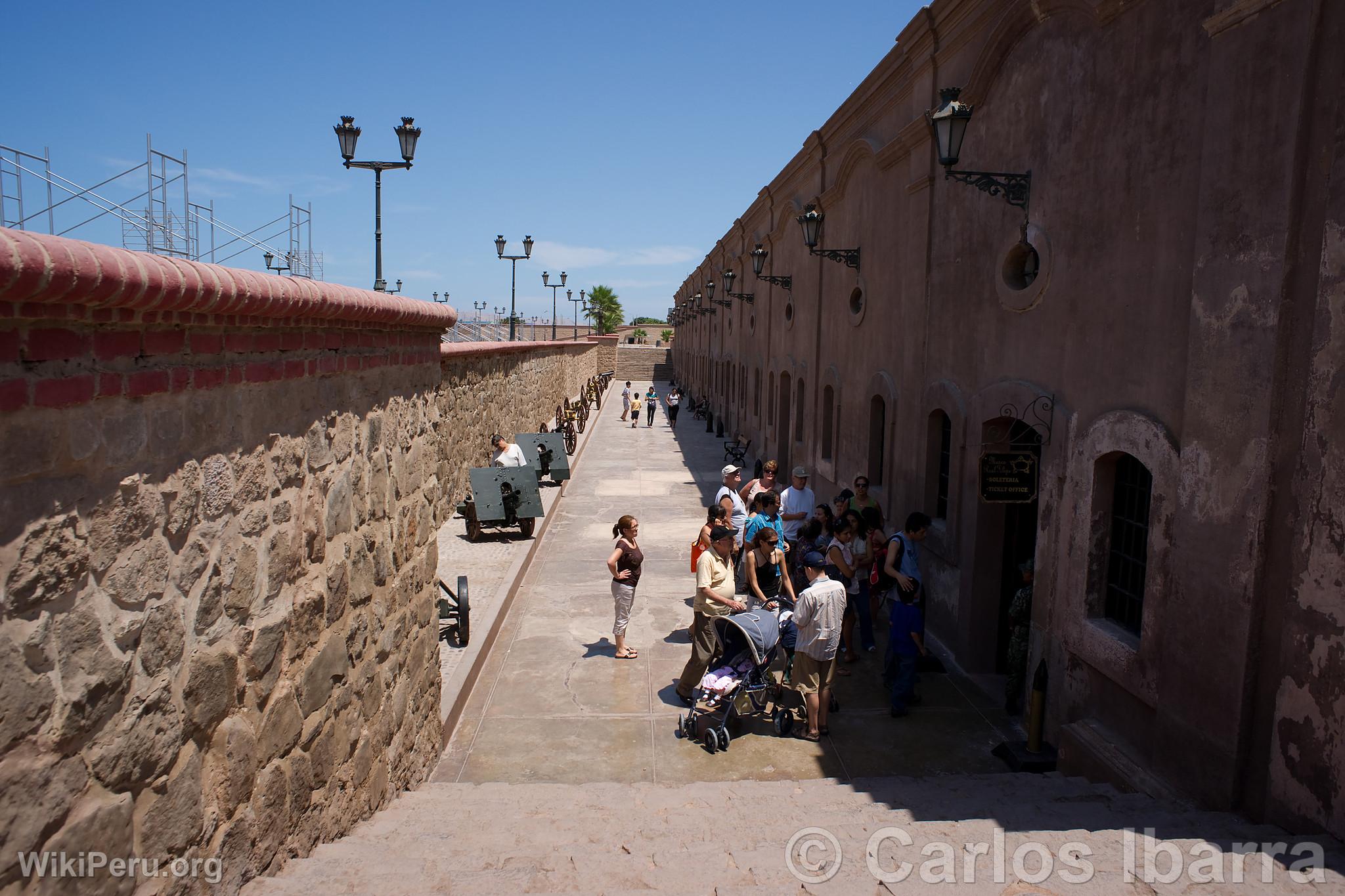 Touristes  la Forteresse du Real Felipe