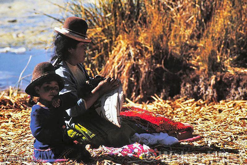 Habitants Uros sur leurs les flottantes