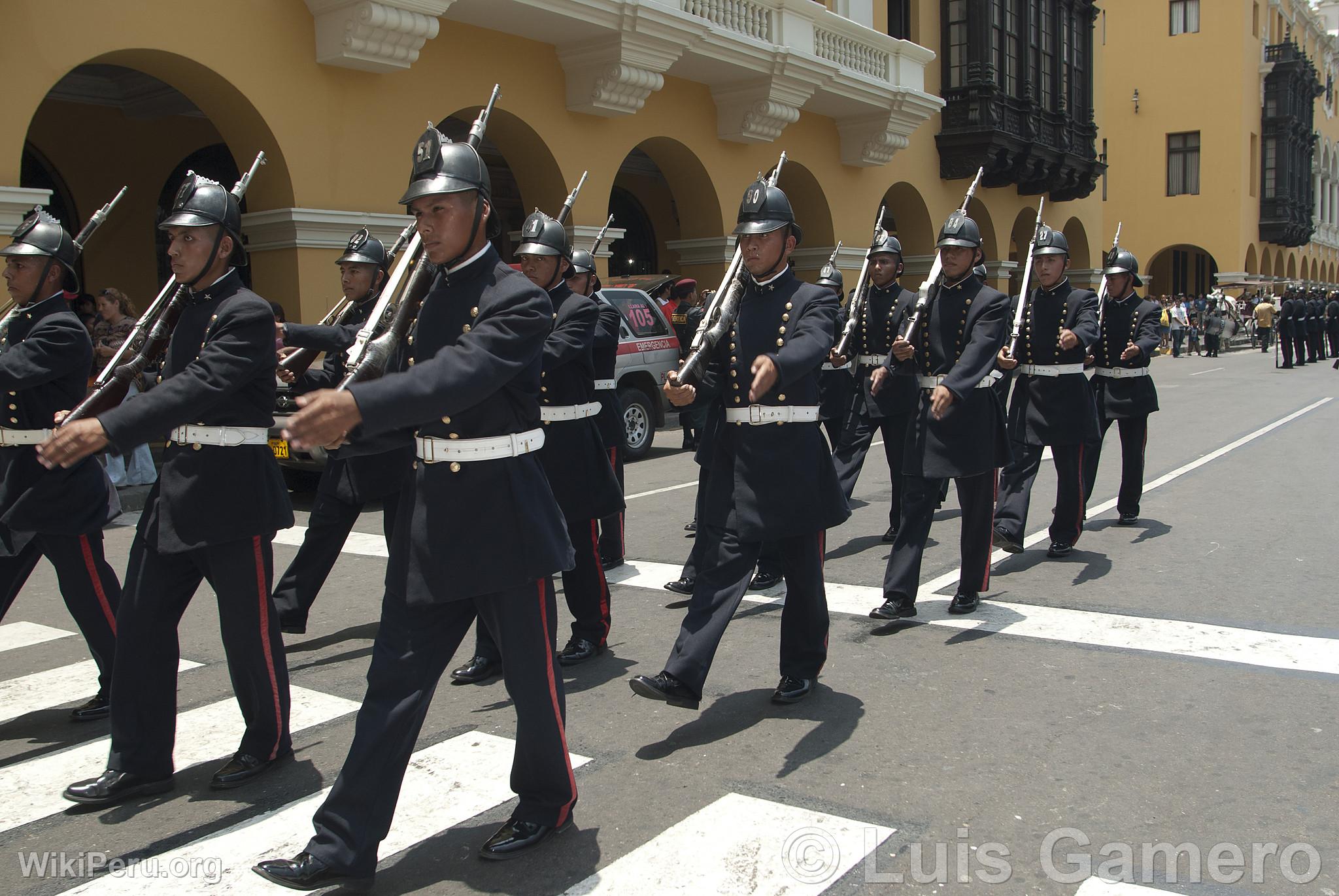 Dfil de la Police sur la Place d'Armes