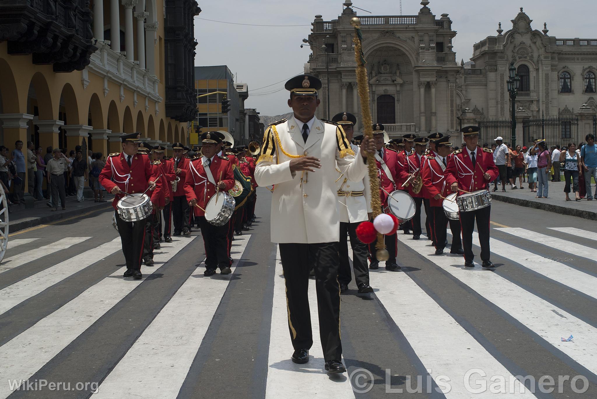 Dfil de la Banda de Musique de la Police Nationale sur la Place d'Armes