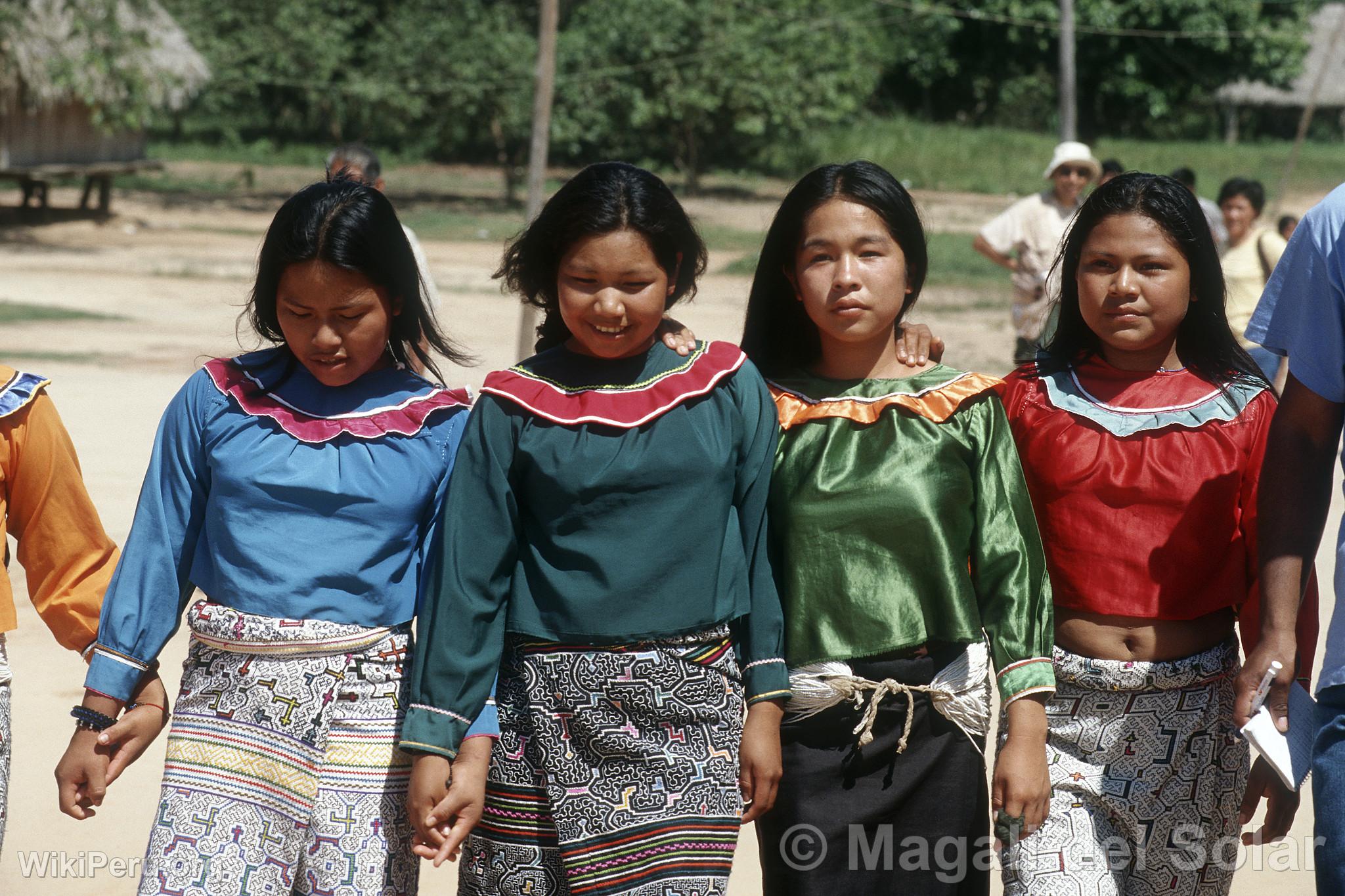 Petites Filles Shipibo-Conibo