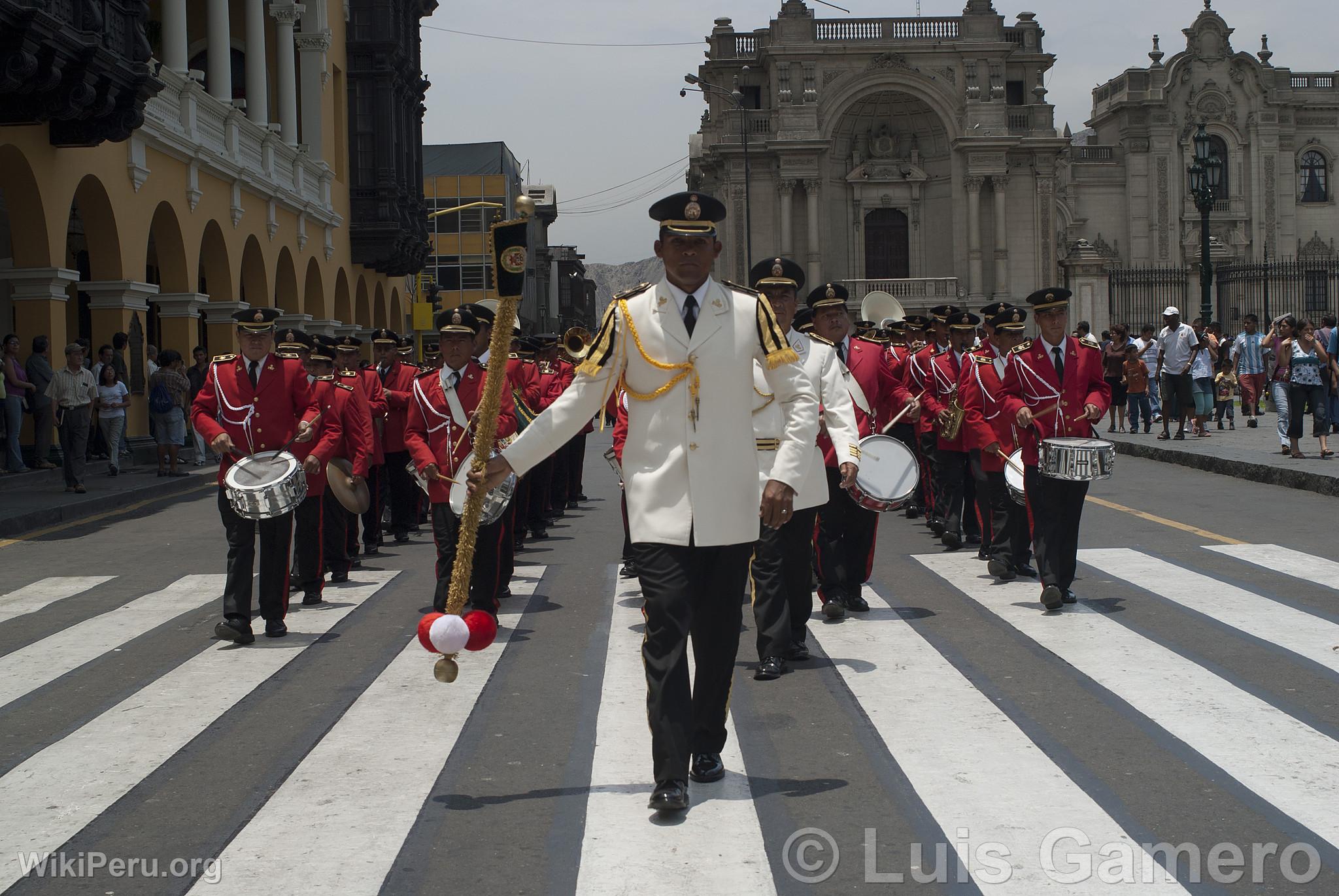 Dfil de la Banda de Musique de la Police Nationale sur la Place d'Armes