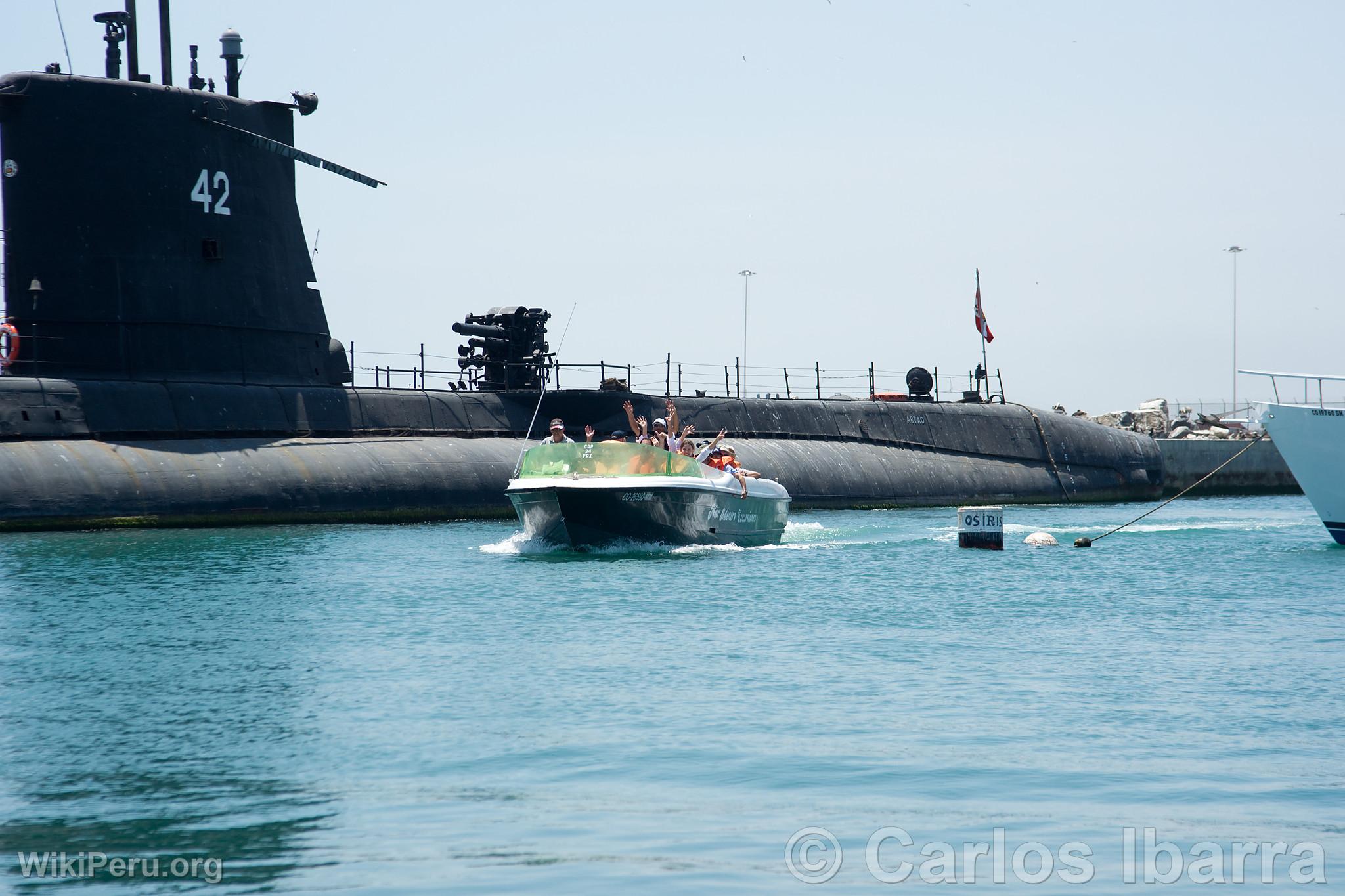 Touristes et Muse du Site Naval Submarino Abtao