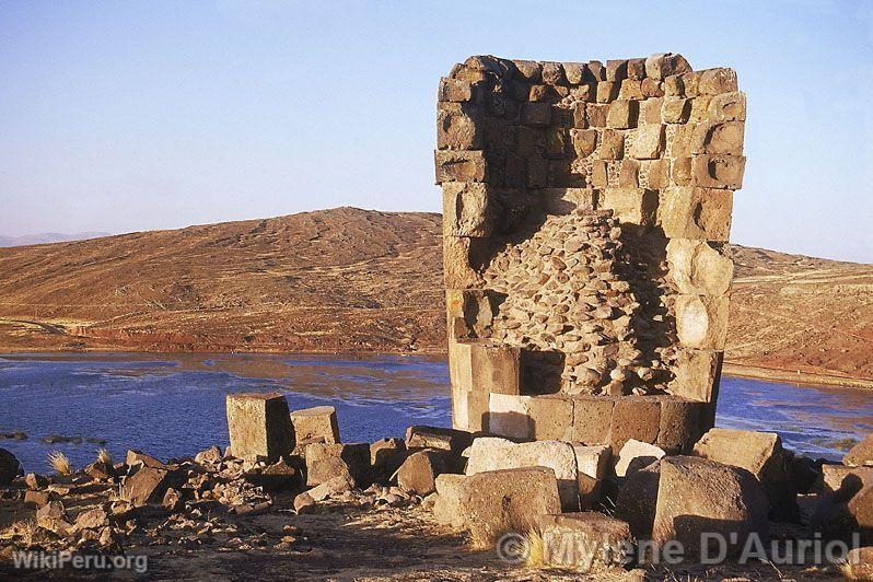 Chullpa au bord du lac Umayo, Sillustani