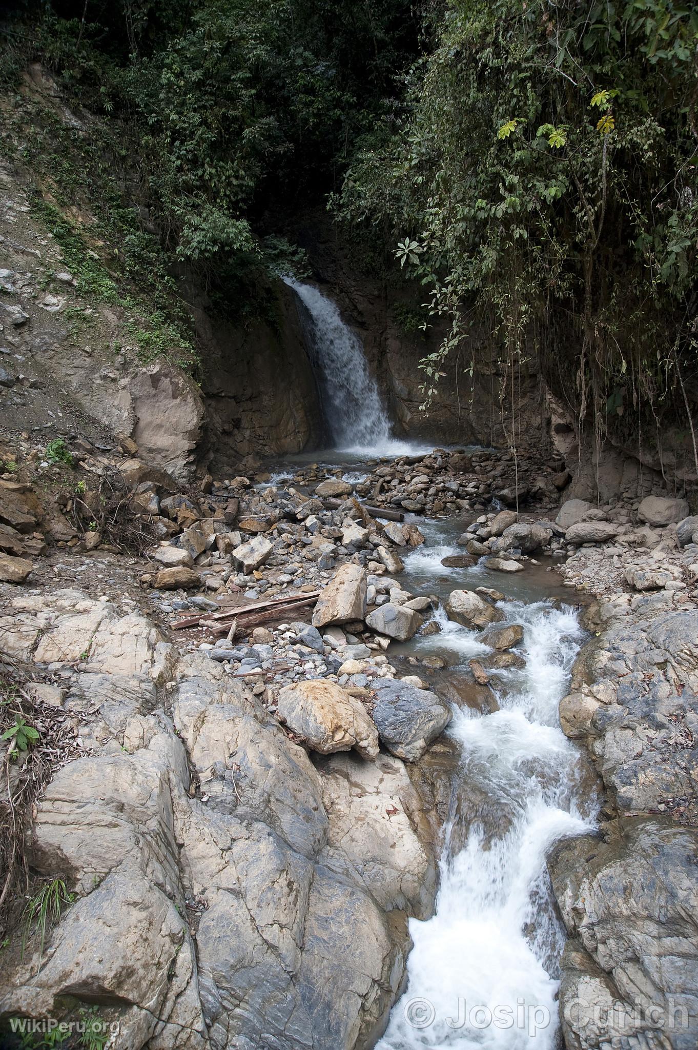 Chute d'eau sur le chemin de Pozuzo