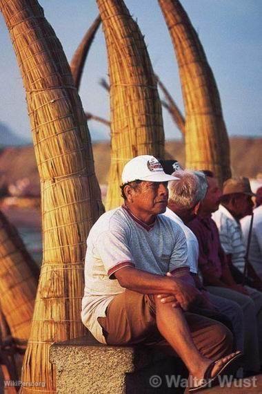 Habitant avec caballitos de totora, Huanchaco