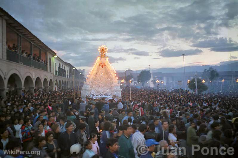 Procession  la Plaza de Huamanga le dimanche de Pques