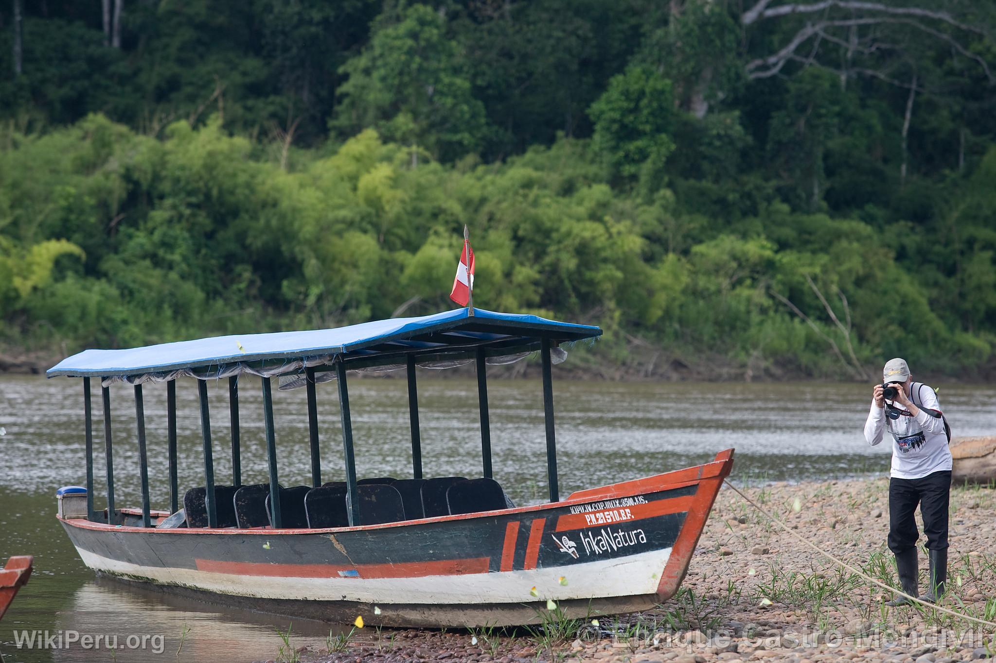 Bateau sur le fleuve Manu