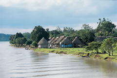 Maisons au bord du fleuve Huallaga