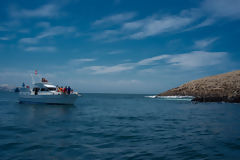 Yacht avec touristes aux les Palomino, Callao