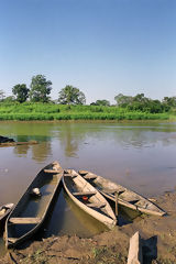 Embarcations sur la rive d'un fleuve