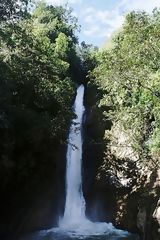 Cataracte dans le Parc National Yanachaga-Chemilln