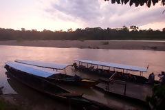 Bateaux sur le fleuve Manu