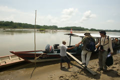 Touristes sur le fleuve Madre de Dios