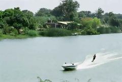 Ski nautique sur le fleuve Piura