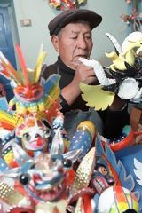 Fabrication de masques pour La Diablada, Puno