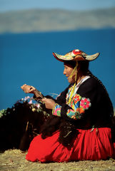 Artesana de Llachn et du lac Titicaca