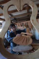 Fabrication de guitares dans l'atelier de la famille Lagos, Ayacucho