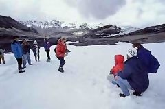 Touristes sur la montagne Pastoruri