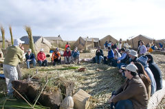 Touristes sur les les de los Uros