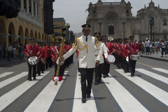 Dfil de la Banda de Musique de la Police Nationale sur la Place d'Armes