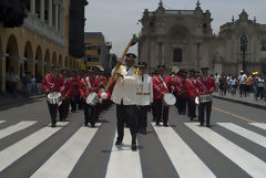 Dfil de la Banda de Musique de la Police Nationale sur la Place d'Armes