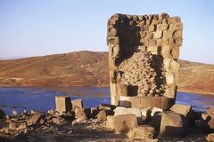 Chullpa au bord du lac Umayo, Sillustani