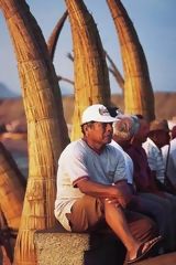 Habitant avec caballitos de totora, Huanchaco